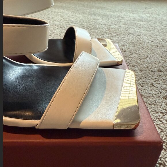 👠 Torgeis New York Black & White Heels with Gold Toe Accent | Size 9.5 - Picture 2 of 3